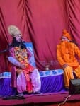रामनगर की रामलीला में संवाद करते कलाकार। संवाद