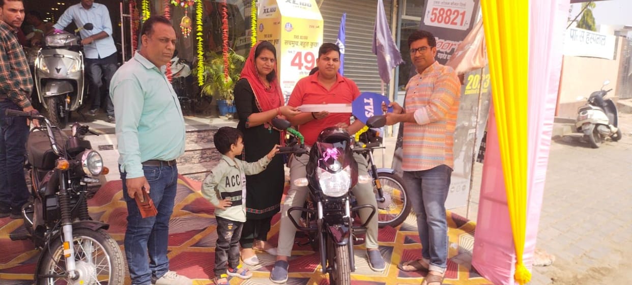 Vehicles sold in abundance on the first day of Navratri, establishments remained open on Sunday