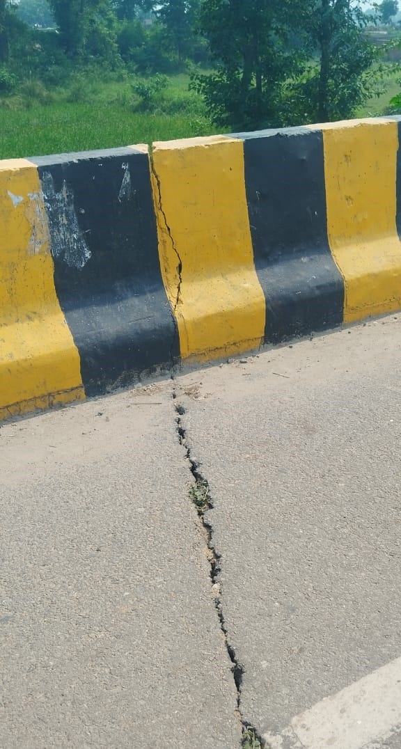 Crack on Jhirjhirwa bridge, panic among peopl