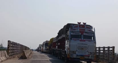 भदैंया में सड़क पर लगा जामा। -संवाद