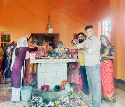 Budaun News: नवरात्र के पहले दिन माता शैलपुत्री की भक्तों ने की पूजा Devotees worshiped Goddess Shailputri on the first day of Navratri.