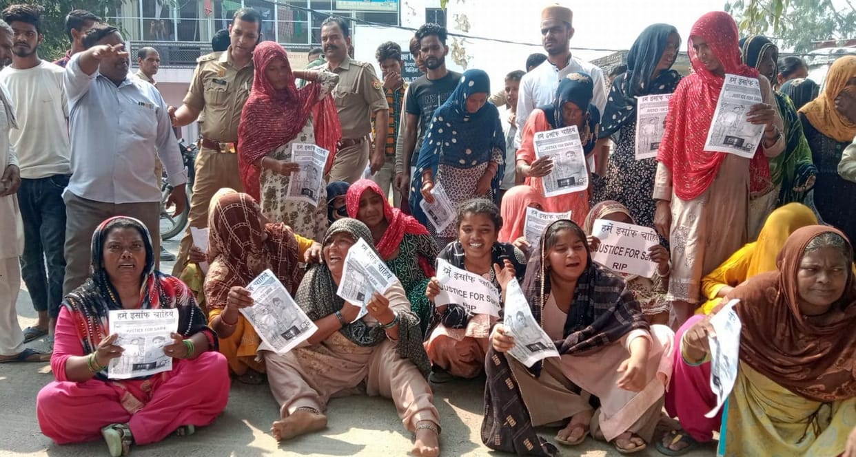 Demonstration in front of Faizganj Behta police station, scuffle with victims