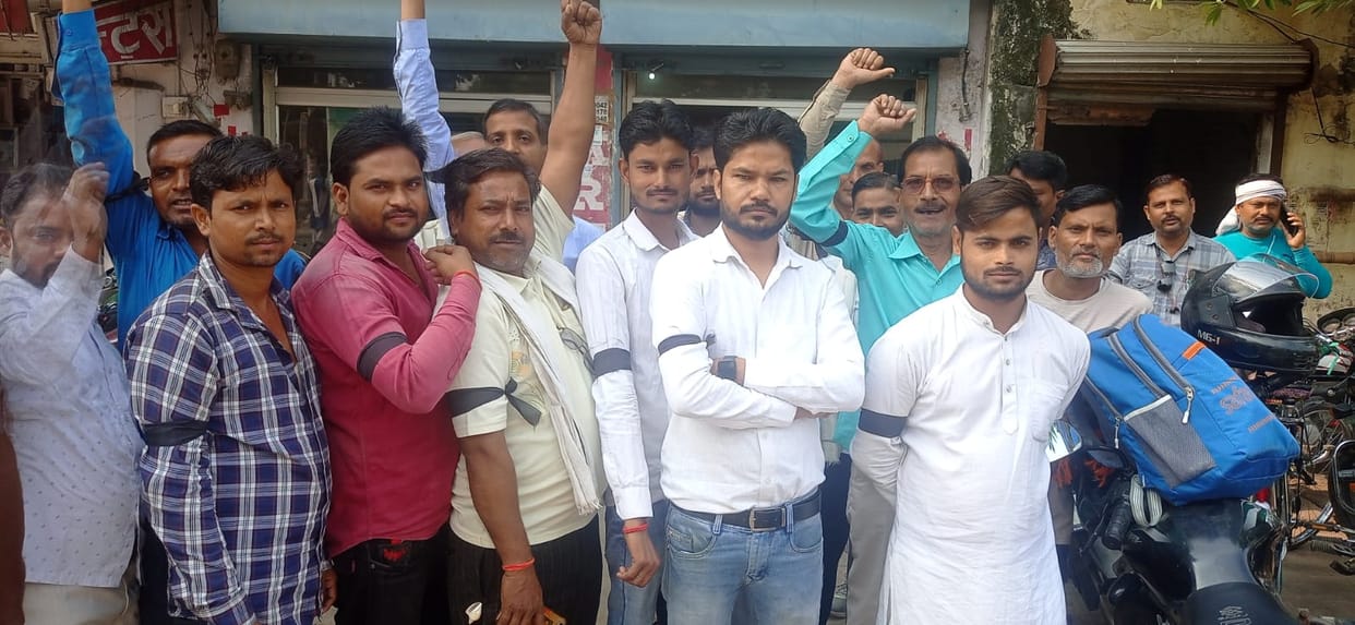 Out sourcing electricity workers demonstrated