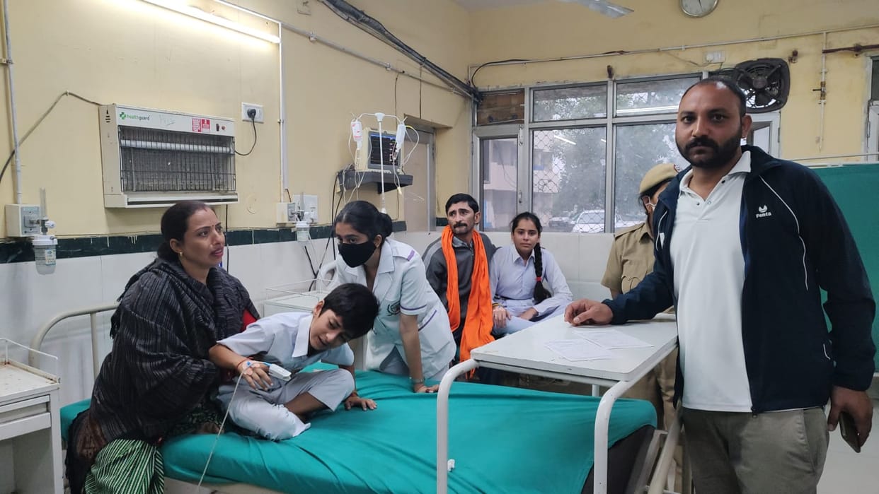 15 people including 13 students were bitten by bee