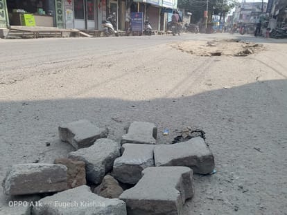 The road from Lal Imli intersection to Malhar Mod started sinking