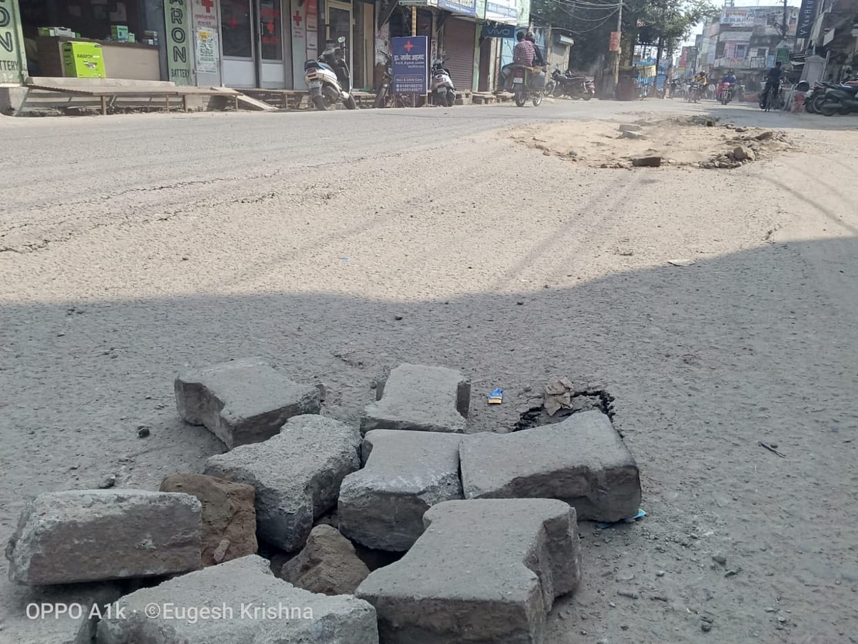 The road from Lal Imli intersection to Malhar Mod started sinking