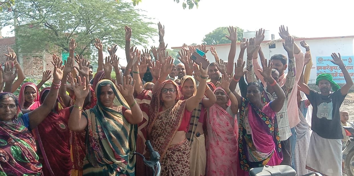 Protest against government boring on populated land, villagers surrounded SDM