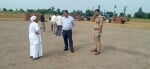 मुस्तफाबाद कबीरधाम पर हेलीपैड का निरीक्षण करते एसडीएम, सीओ