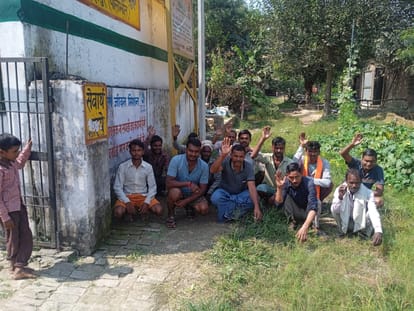 Parents staged a protest against the Panchayat Department