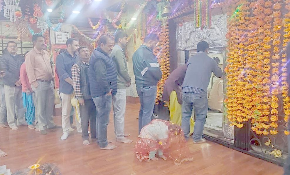 Amidst the rain, 4,000 people offered prayers in the court of Bhale Mata.