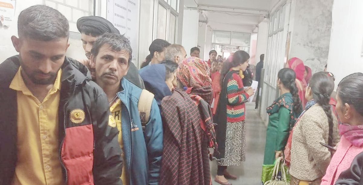 Patients helpless due to lack of doctors, getting treatment after waiting for hours