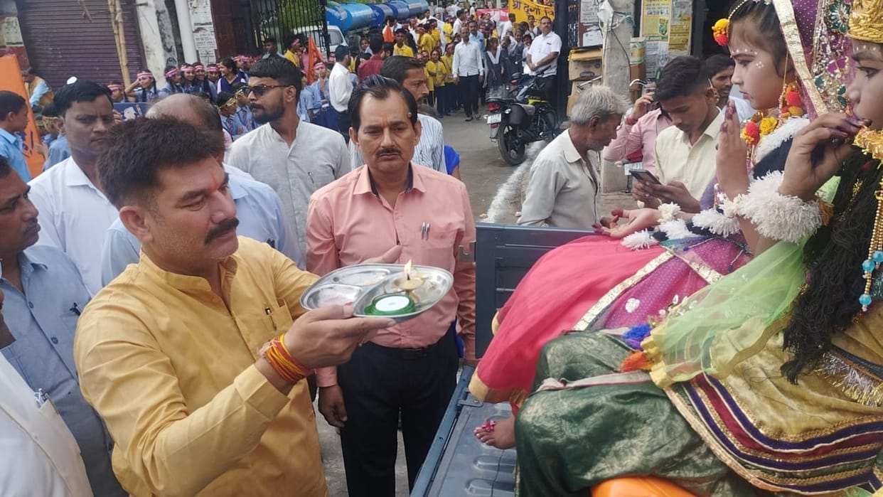 Children reached sugar mill colony to visit Maa Vaishno Darbar.
