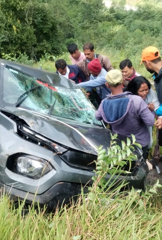 Car fell into ditch, three people injured
