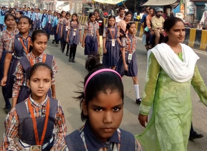 Pilibhit News: छात्राओं ने प्रभात फेरी निकाली Girls took out Prabhat Pheri