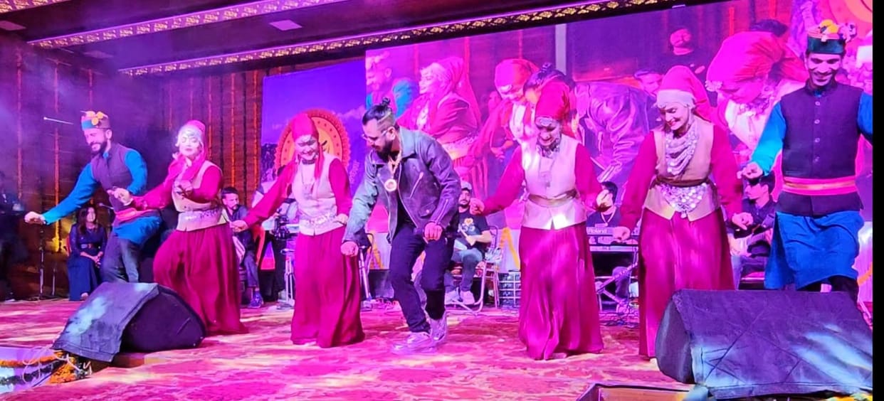 The audience danced to the songs of Himachali singer Kuldeep.