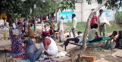 Shahjahanpur News: पेड़ के नीचे पराली पर हो रहा बुखार पीड़ितों का इलाज Fever victims are being treated on stubble under the tree.