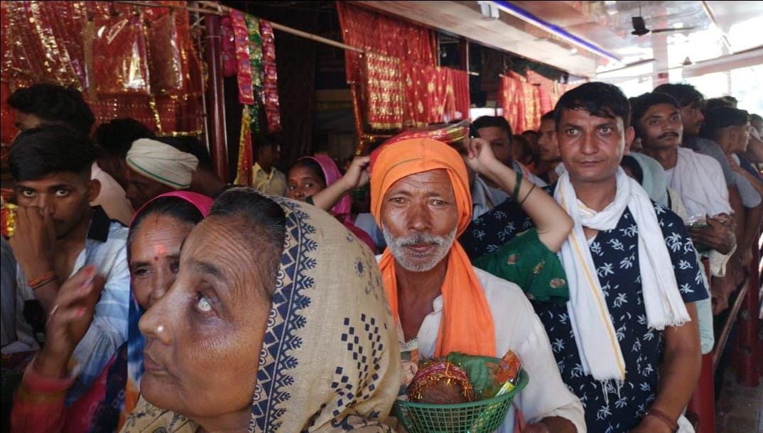 Faith did not diminish even in the rain, bowed down in the court of Shakambhari