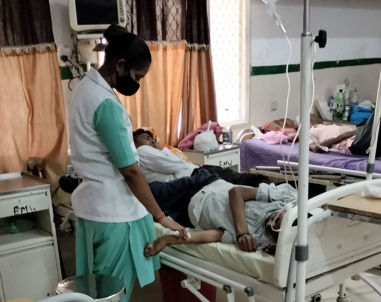 Two patients are being treated on one bed, no improvement even after CMO inspection