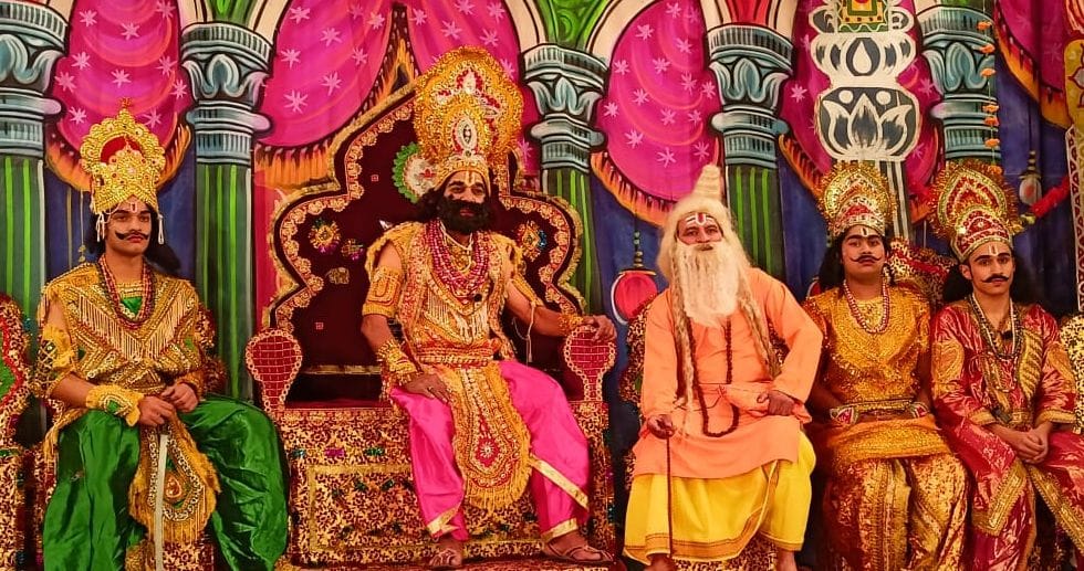 Shri Ram-Lakshman went to the forest and killed the demons.