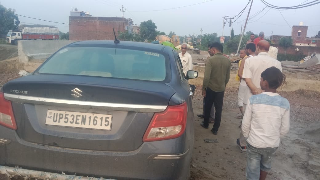 The miscreants robbed the car driver after tying his hands and legs.