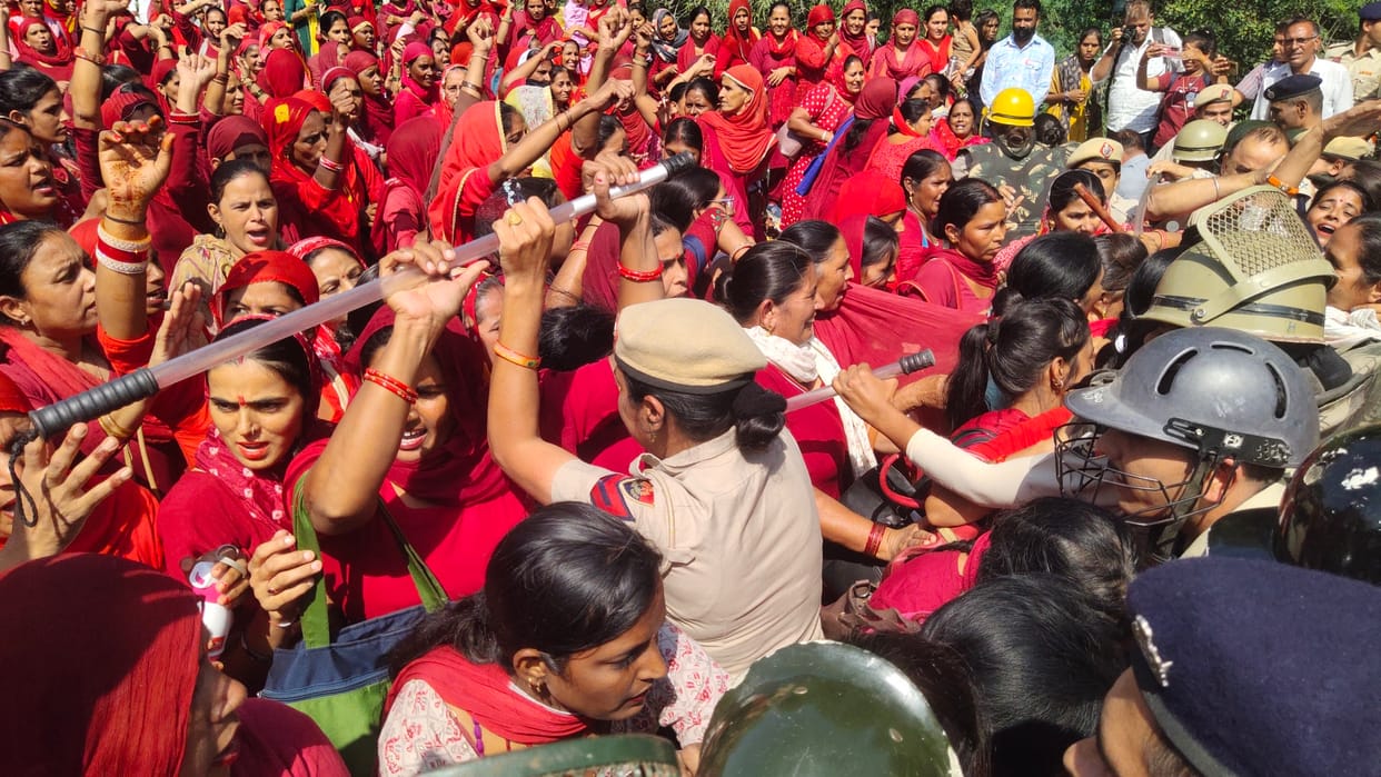 Breaking two barricades in half an hour, Asha workers camped 10 meters away from the Deputy Chief Minister's residence.