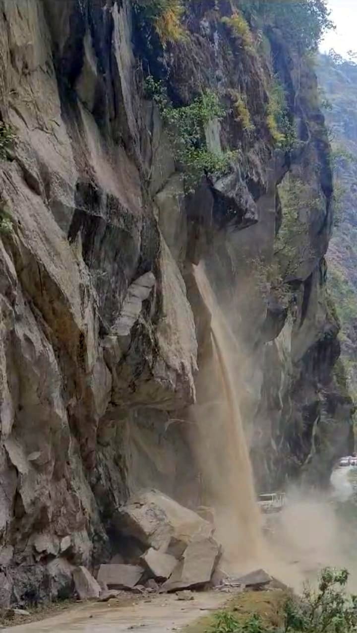 Rock cracks near Tawaghat, Dharchula-Gunji road remained closed for two hours