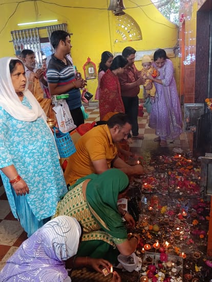 Pilibhit News: मां चंद्रघंटा की पूजा-अर्चना को उमड़े श्रद्धालु Devotees gathered to worship Maa Chandraghanta