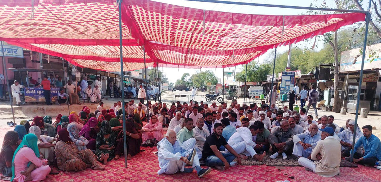 Villagers put up a solid front in case the accused are not arrested in the Rajendra murder case of Kabrel.