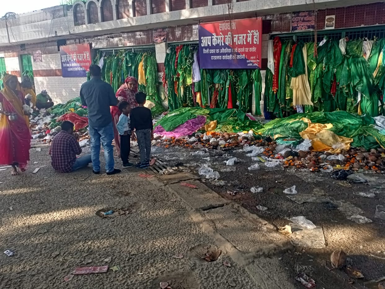 Dargah locked, devotees praying on the doorstep