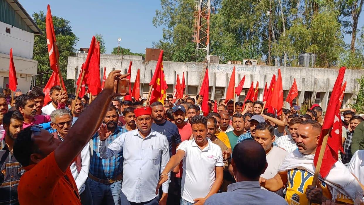 Recint company laid off 38 workers

CITU surrounded the labor office