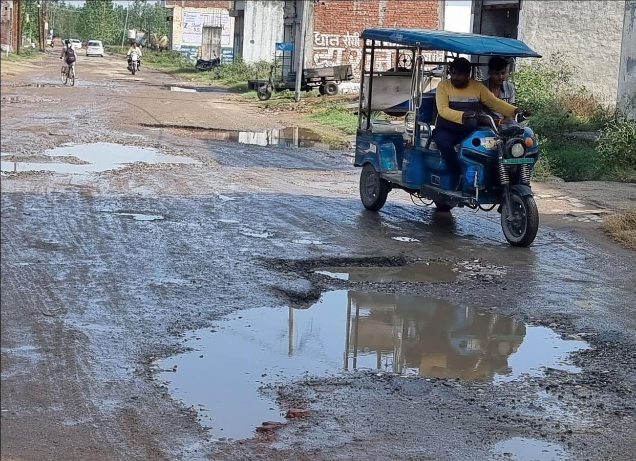 Saharanpur News: Babu ji, walk slowly...there are big potholes in this road.