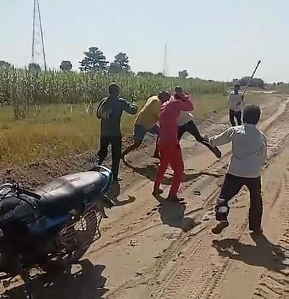 Pilibhit News: जमीन के विवाद में दो पक्षों में चले लाठी-डंडे, वीडियो वायरल Two parties fight with sticks in land dispute, video goes viral