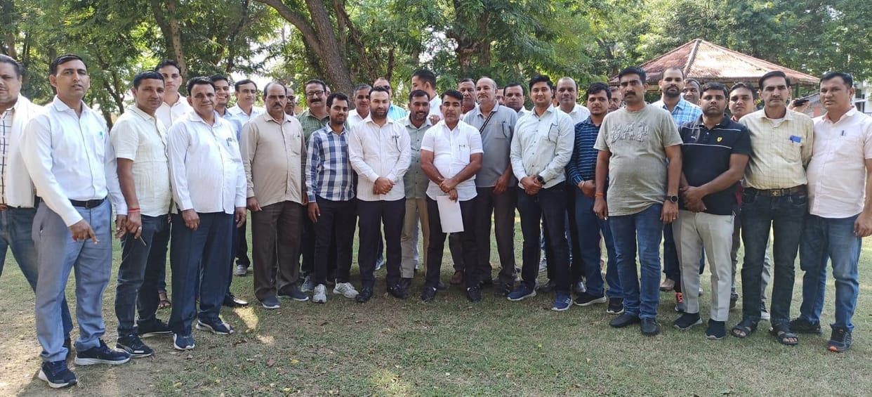 Village Secretary said - Administration is taking action against us by hiding its shortcomings, DC replied - There is pressure from Chief Secretary and Supreme Court.