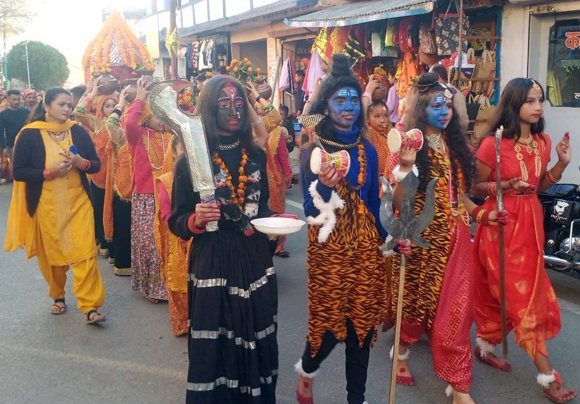 Procession of Maa Durga taken out in Lohaghat city