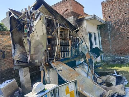 Pilibhit News: मोबाइल टावर के उपकरण बॉक्स में लगी आग Fire broke out in the equipment box of mobile tower