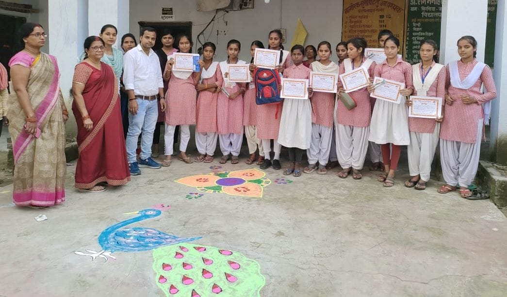 While Jiya stood first in henna, Hina stood first in the rangoli competition.