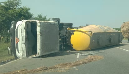 Capsule overturns on Delhi Highway, driver-helper survive