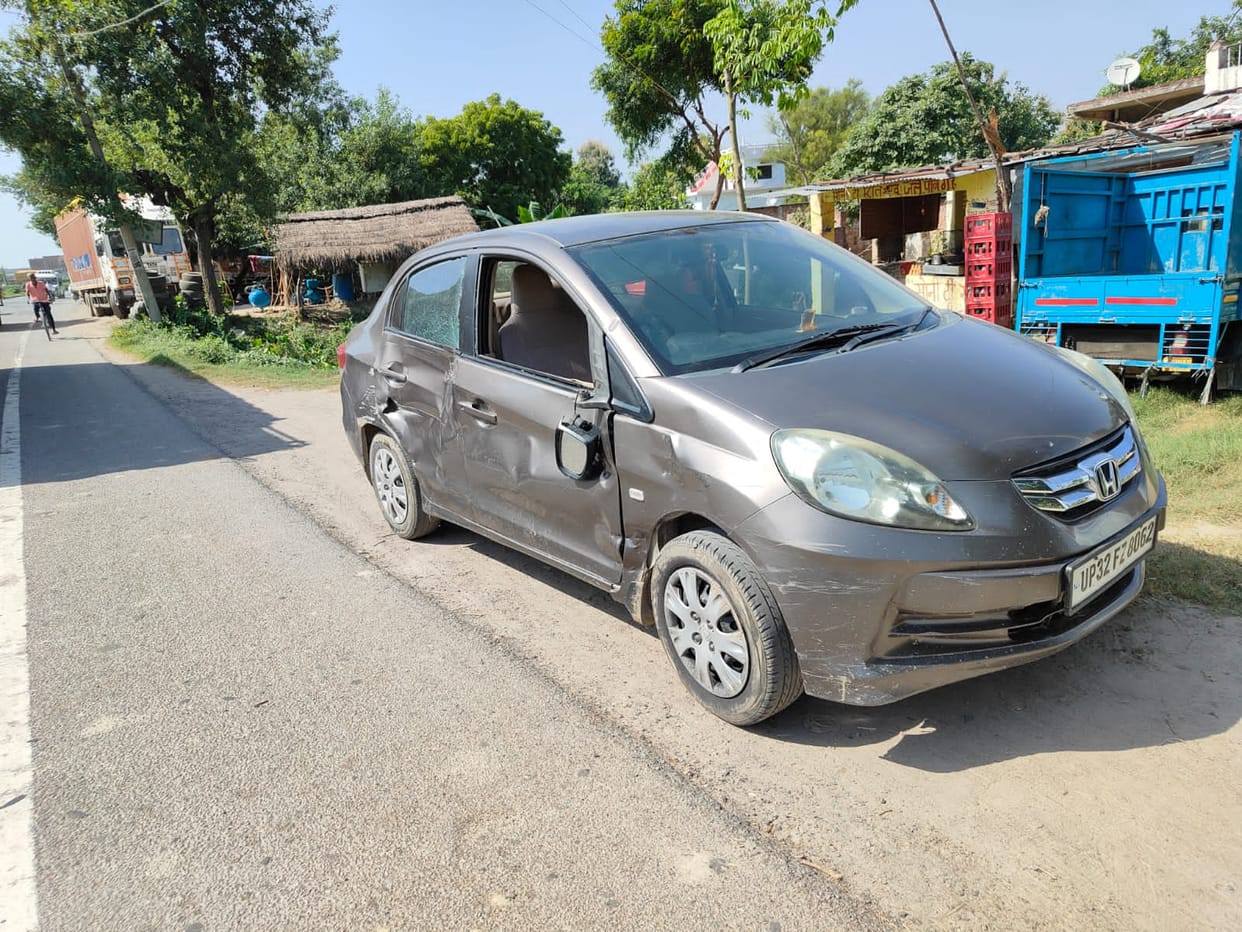 Kaptanganj's BDO's car meets with an accident