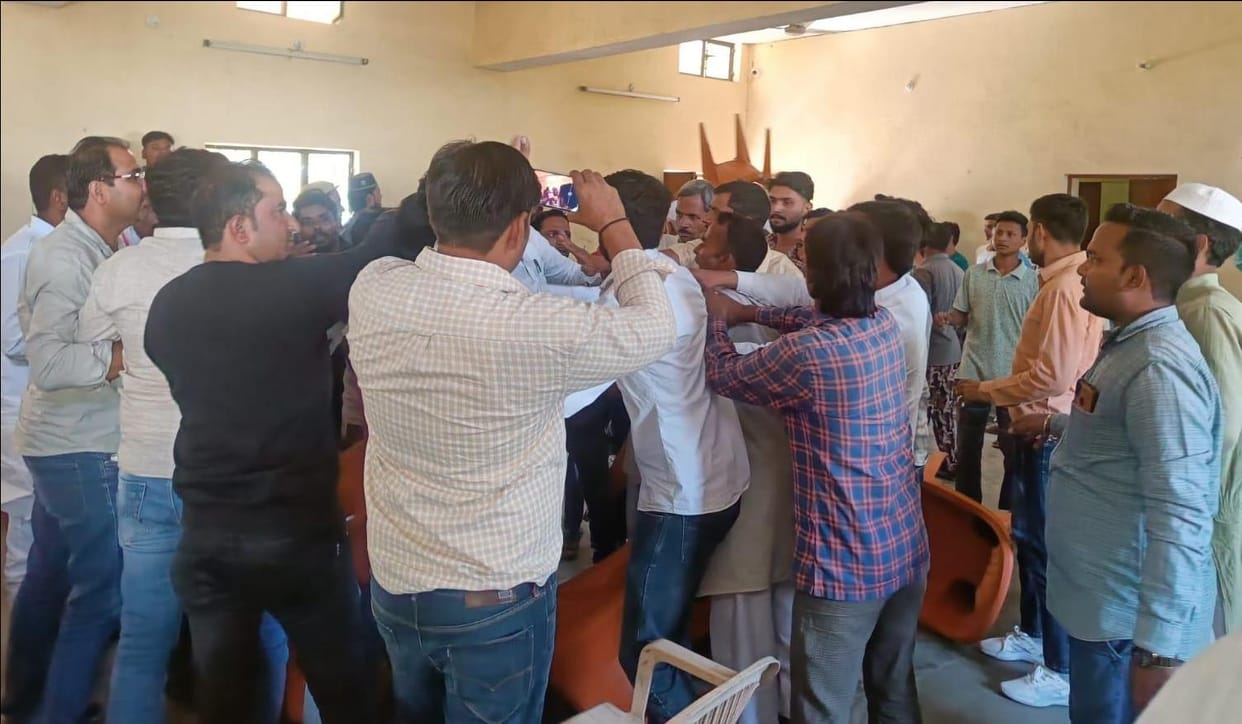 Scuffle between two groups of villagers in front of the investigation team