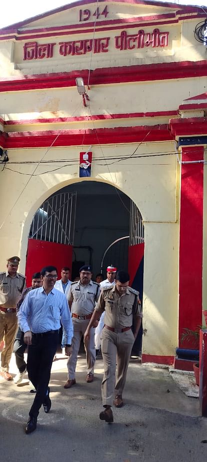 Pilibhit News: डीएम से बोले बंदी- टेलीफोन खराब है, नहीं हो पा रही परिजनों से बात The prisoner spoke to the DM - the telephone is not working, it is not possible to talk to family members.
