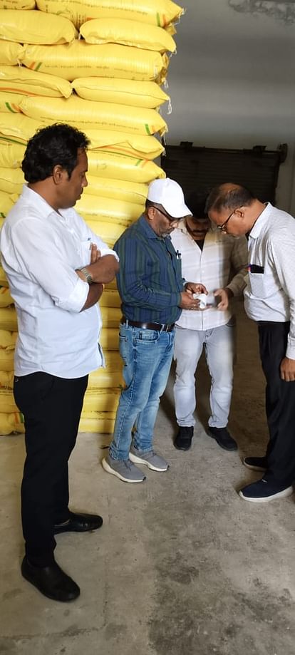 Pilibhit News: जिला कृषि रक्षा अधिकारी ने खाद के नमूने लिए District Agricultural Defense Officer took samples of manure
