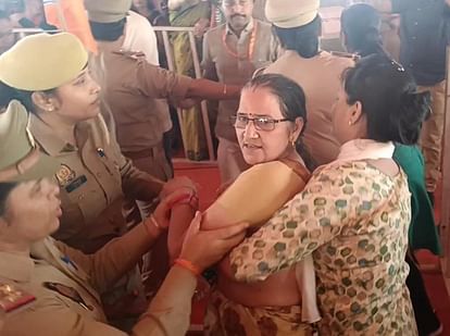 Hathras News: तंत्र से नाराज महिलाएं सीएम के कार्यक्रम में पहुंचीं, पुलिस के पसीने छूटे Women angry with Tantra reached CM's program, police sweat