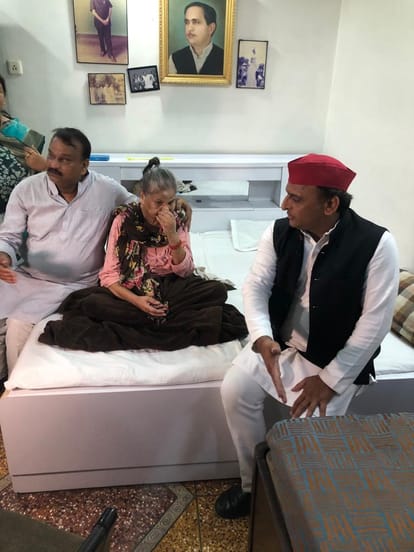 Competition to take selfie with Akhilesh Yadav