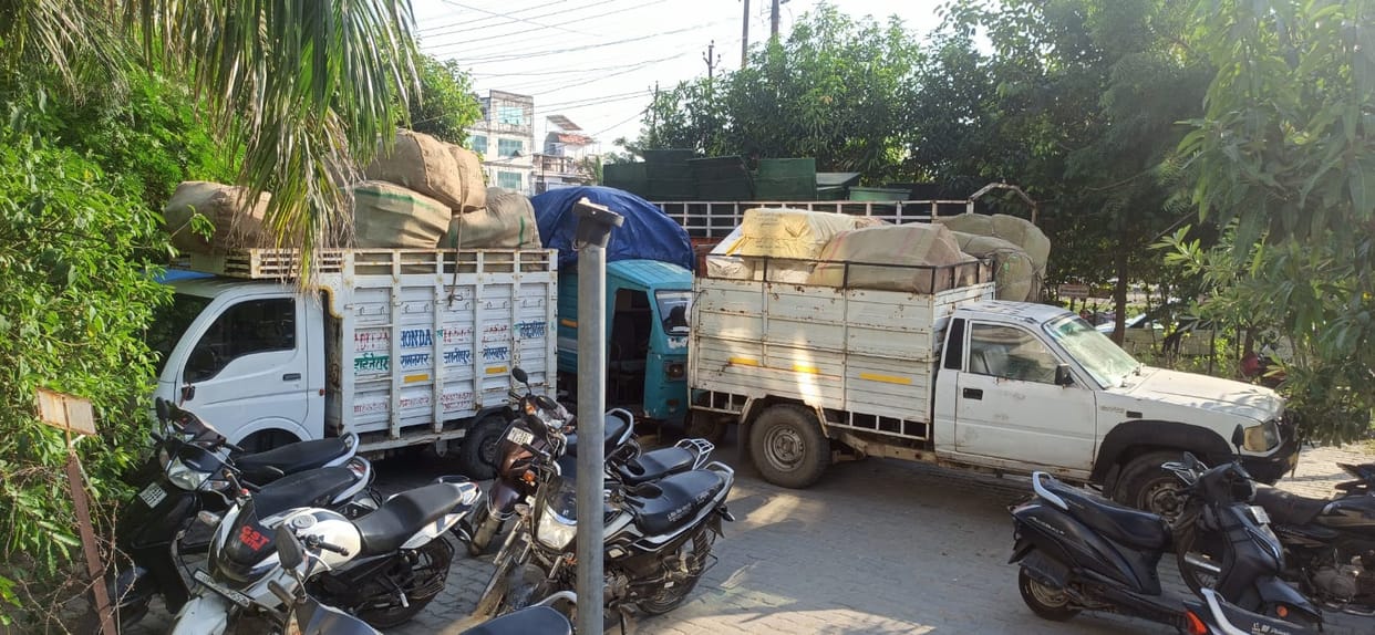 GST recovered 74 boxes of illegal goods from the bogie of Purvanchal Express.