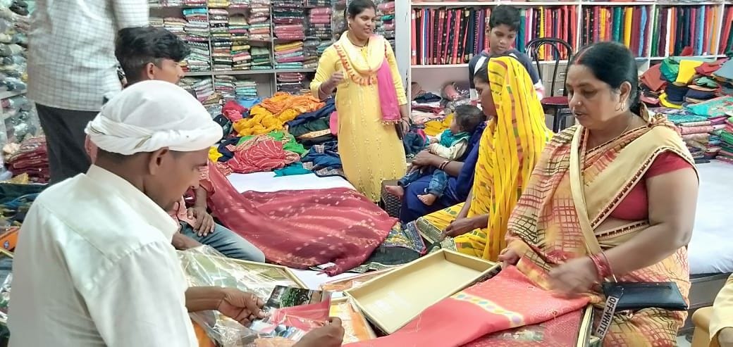 Market decorated during Navratri, women are doing a lot of shopping