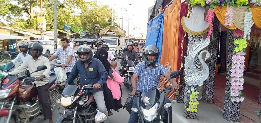 People upset due to pandal on the road and traffic jam