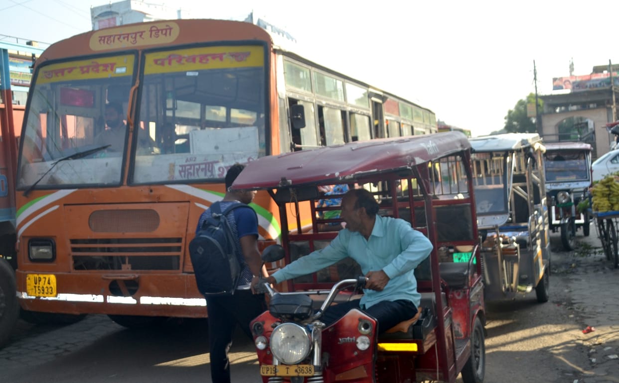 E-rickshaw is causing traffic jam in the city, no solution is being found