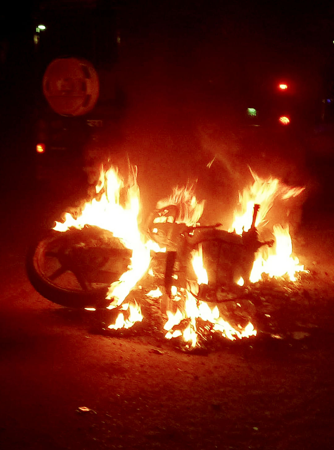 Fire broke out in a moving bike under Gorakhnath bridge