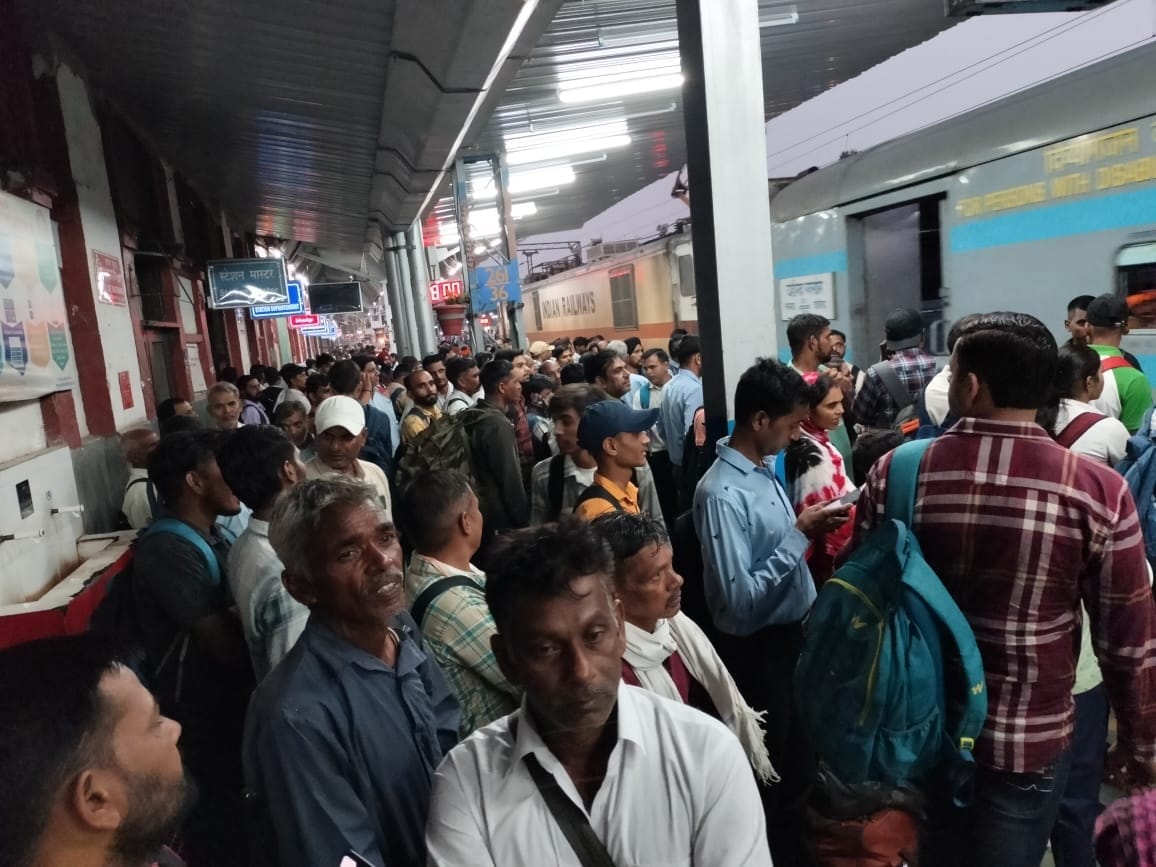 Train arrived late by one and a half hour, expressed anger