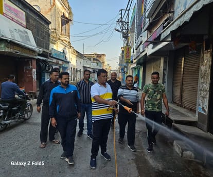 Pilibhit News: व्यापारियों ने कराया कीटनाशक का छिड़़काव Traders made pesticide spraying